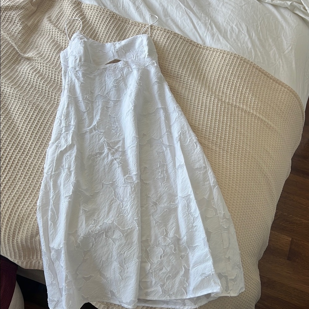 Elegant White Sleeveless Dress